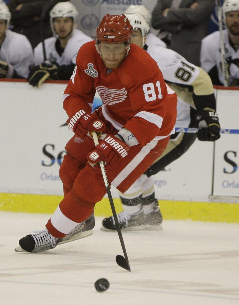 Detroit's Marian Hossa controls the puck in front of Pittsburgh's Miroslav Satan during 2nd  period action between Detroit Red Wings and the Pittsburgh Penguins in game 2 of the Stanley Cup Finals, Sunday, May 31, 2009, at Joe Louis Arena in Detroit.