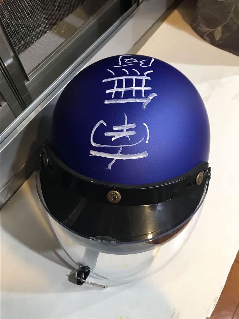 原PO老公的安全帽買不到兩週就被偷，讓他爆氣在新買的安全帽上寫下6字：「南無阿彌陀佛」。(圖／翻攝自Dcard)