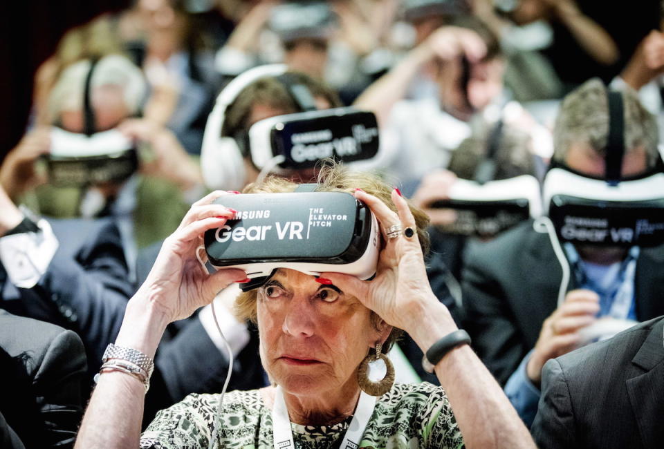 Die ehemalige EU-Kommissarin für die Digitale Agenda, Neelie Kroes, probiert beim „Startup Fest Europe“ in Amsterdam eine Virtual-Reality-Brille aus. (Bild: EPA/ROBIN VAN LONKHUIJSEN)