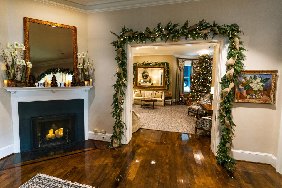 El vestíbulo de la residencia oficial del vicepresidente Mike Pence decorada para Navidad el lunes 30 de noviembre de 2020 en Washington. (Foto AP / Manuel Balce Ceneta)