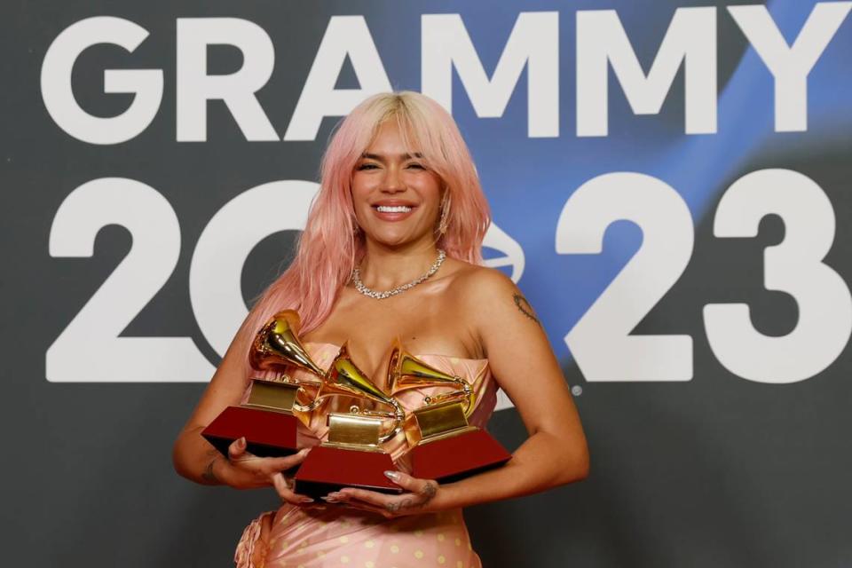 La cantante colombiana Karol G posa con los tres premios conseguidos, , mejor álbum del año, mejor álbum de música urbana y mejor fusión/interpretación urbana, durante la gala anual de los Latin Grammy celebrada el 16 de noviembre 2023 en Sevilla.