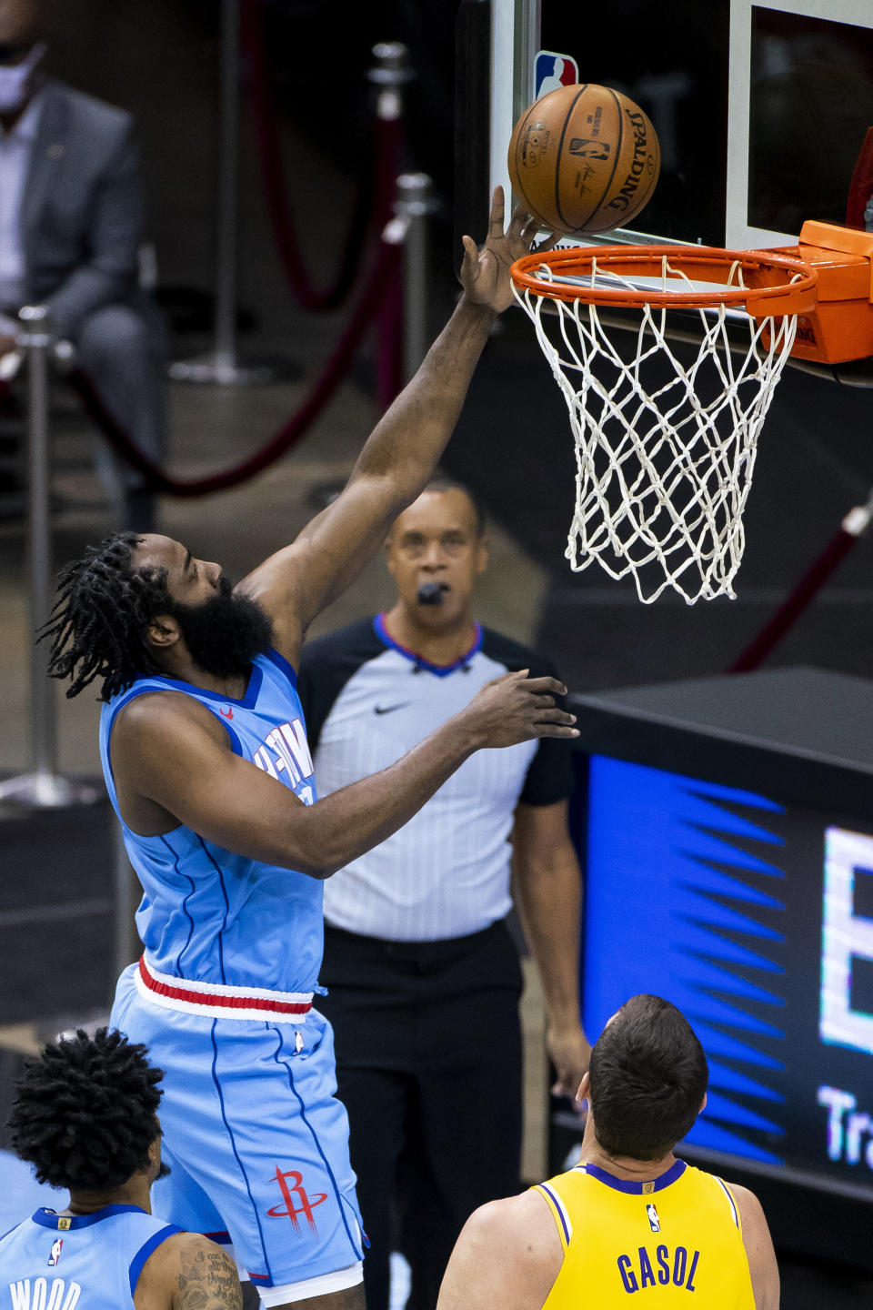 En foto del 12 de enero del 2021 el base de los Rockets de Houston James Harden lanza el balón en el juego ante los Lakers de Los Ángeles. El jueves 14 de enero del 2021 el trío de Harden, Kyrie Irving y Kevin Durant sólo podrá funcionar en los Nets si se comprometen a jugar juntos. (Mark Mulligan/Houston Chronicle via AP)