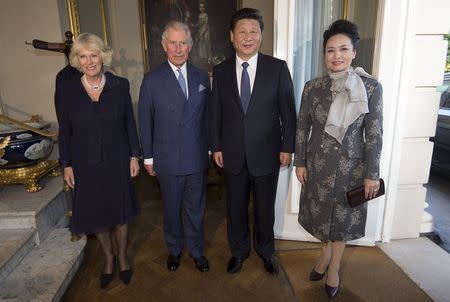 Britain's Prince Charles and his wife Camilla meet with China's President Xi Jinping and his wife Peng Liyuan in London, Britain, October 20, 2015.REUTERS/Eddie Mulholland/Pool