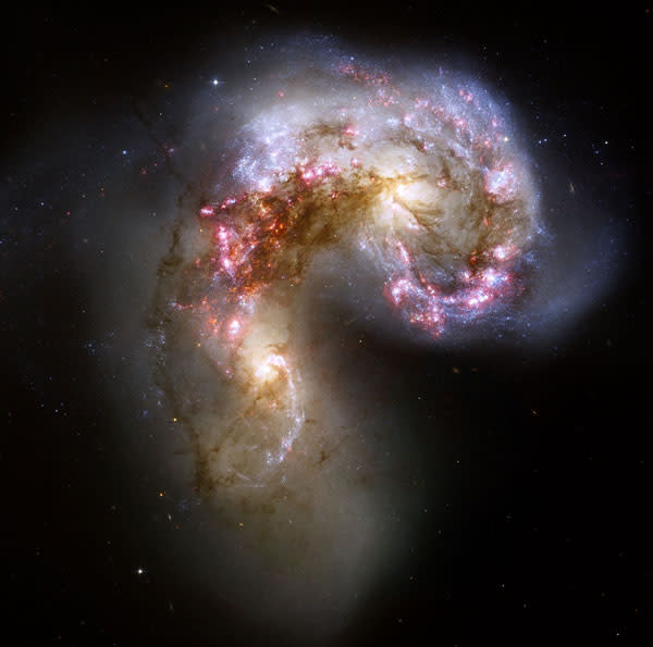 5. Imagen de las Galaxias Antennae o Antena que interactúan en la constelación de Corvus. Cuando las galaxias chocan entre sí, miles de millones de estrellas nacen, mayormente, en grupos o racimos.
