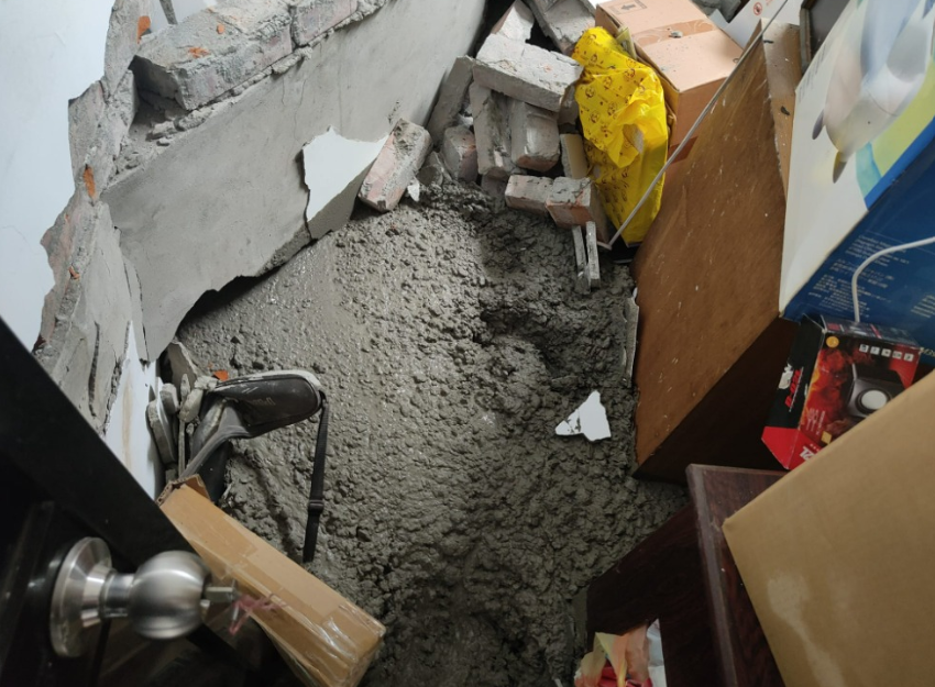 新北市三重區的一棟民宅，昨日因隔壁工地灌水泥發生公安事故。翻攝自爆料公社