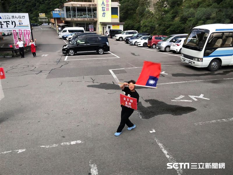 台灣遊客要搭車離開時，老闆娘大平昌代和員工們更會揮舞旗幟目送。（圖／Keyboard桑日本旅遊達人吳建盤授權提供）