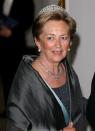 <p>Königin Paola von Belgien gehört zu den Würdenträgerinnen, die das Elisabeth-Bandeau tragen dürfen. Das eher schlichte Stück gehörte einst der belgischen Königin Elisabeth Gabriele, daher der Name der teuren Tiara. (Foto: Getty) </p>