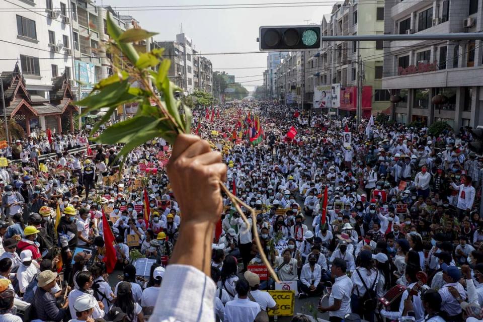 2021年2月22日，緬甸示威者發起22222全國大罷工，曼德勒擠滿上街群眾。