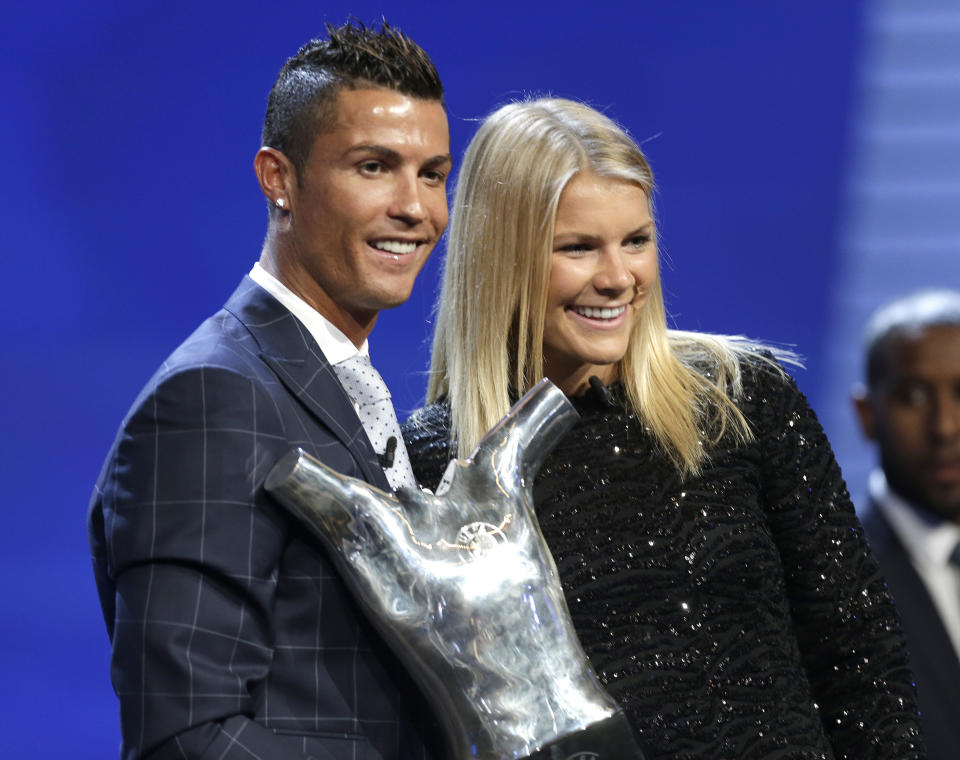 Hier traf die Star-Kickerin auch auf ihr männliches Pendant – Cristiano Ronaldo, der ebenfalls als Europas Fußballer des Jahres ausgezeichnet wurde. Ganz so berühmt ist Ada Hegerberg zwar noch nicht, aber das kann ja noch werden. (Bild-Copyright: Claude Paris/AP)