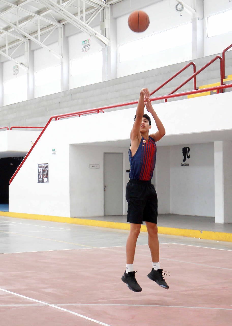 Gael Bonilla durante una clínica de basquetbol en Ecatepec, México.