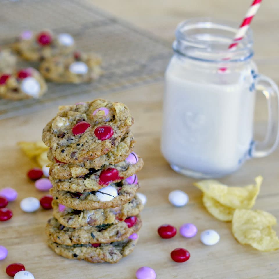 <p>Sie können sich nicht entscheiden, welche Plätzchen Sie backen wollen? Müssen Sie auch gar nicht. Schnappen Sie sich einfach alle Zutaten, die gut klingen: zerkleinerte Schokoriegel, Mini Chocolate Chips, Kartoffelchips, Brezeln und sogar frisch gemahlener Kaffee (kein Scherz) können für diese Leckerbissen verwendet werden. Zum Abschluss noch ein paar rote und grüne M&Ms und voilà! Unwiderstehliche Weihnachtsplätzchen, die aus allem Möglichen bestehen. <a rel="nofollow noopener" href="http://www.eisforeat.com/p/recipes_24.html?recipe_id=6059741" target="_blank" data-ylk="slk:Zum Rezept von E is for Eat;elm:context_link;itc:0;sec:content-canvas" class="link ">Zum Rezept von E is for Eat</a><br></p>