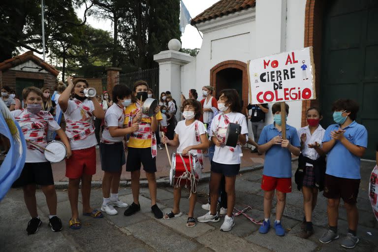 Protestas frente a la quinta de Olivos por la continuidad de las clases presenciales