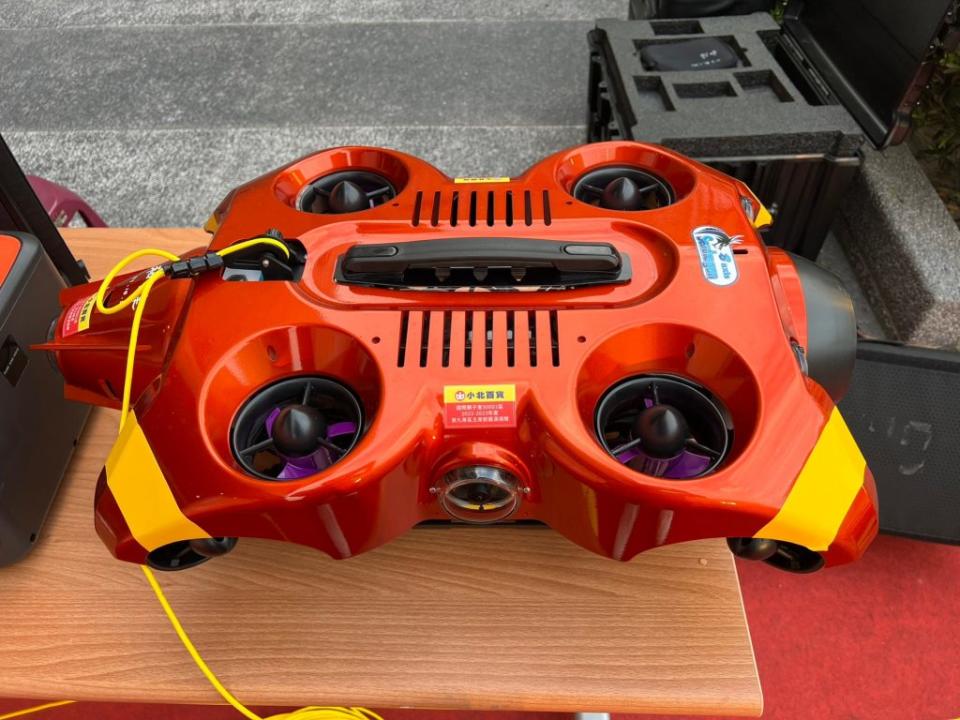 海龍號八軸水下載具系統價值逾百萬元，是戰力十足的「水下機器人」。（南市消防局提供）