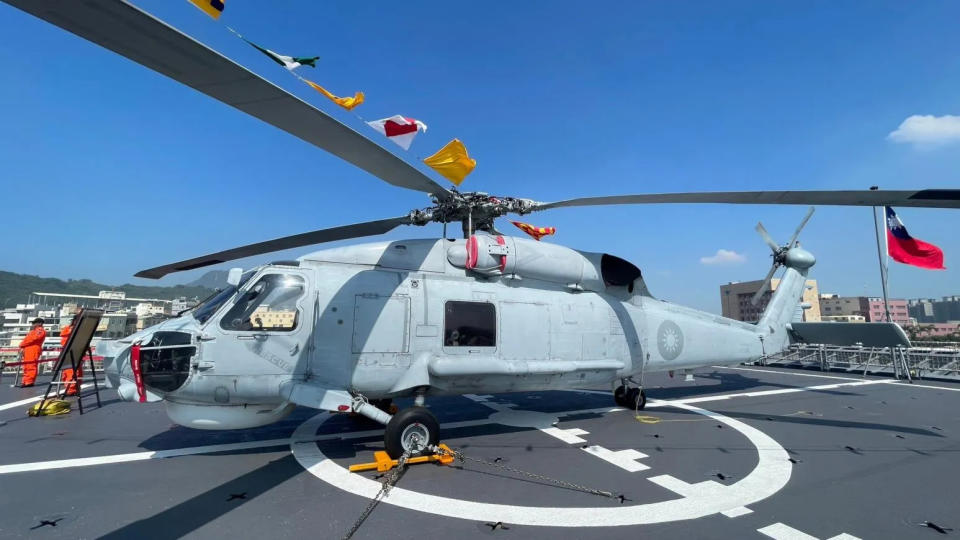 海軍玉山艦配有S-70C反潛直升機。(圖/中天新聞，李俊毅攝)