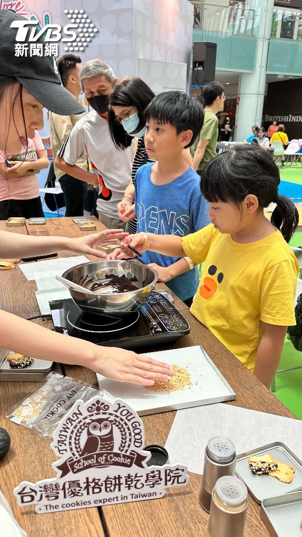 台灣優格餅乾學院製作愛心蝴蝶派手工沾醬。(照片工研院提供)