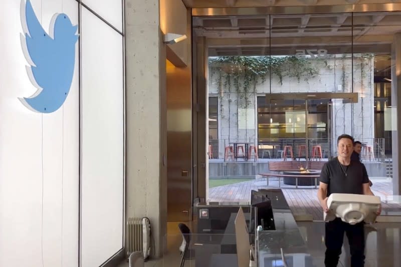 2022年10月26日，馬斯克現身舊金山的推特總部。（美聯社）