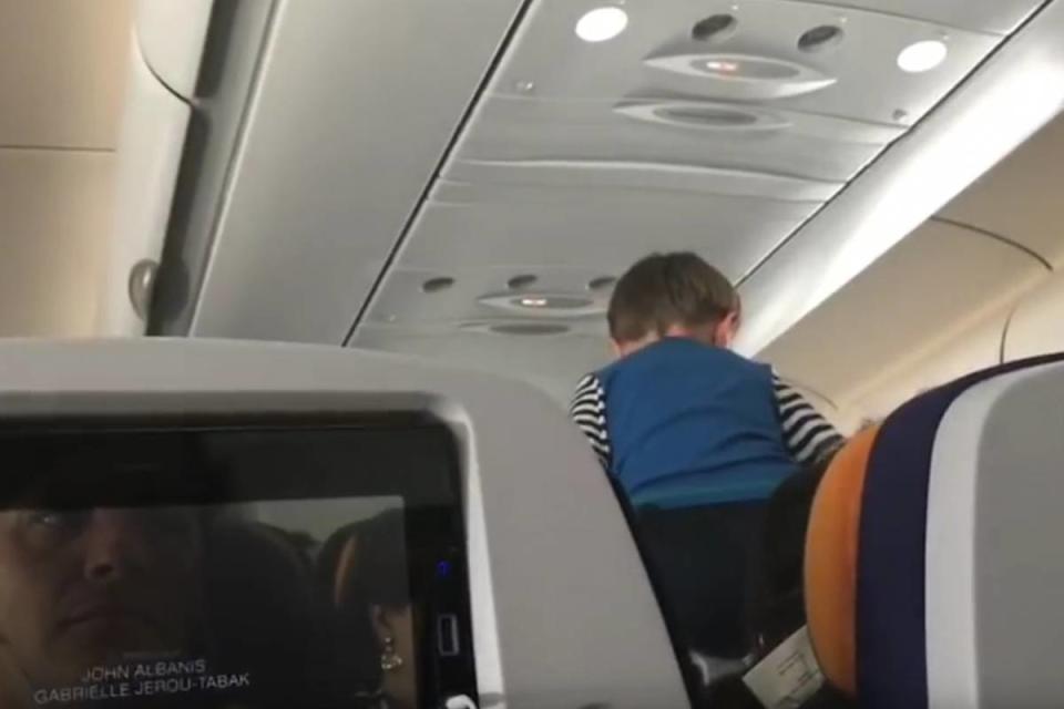 El niño gritó durante las ocho horas que duró el viaje desde Alemania hasta Estados Unidos. Foto: YouTube