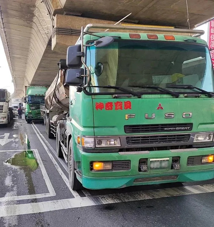 高雄鳳山貨櫃車猛撞等紅燈砂石車、大貨車！ 2駕駛傷一度受困車