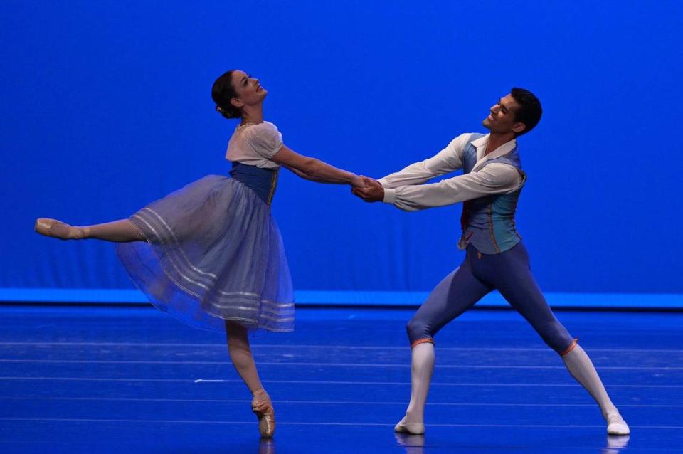 Nicole Nathalia Duque y Andrés Felipe Vargas en “Cisne Negro” Pas de Deux (Compañía Colombiana de Ballet, Colombia).