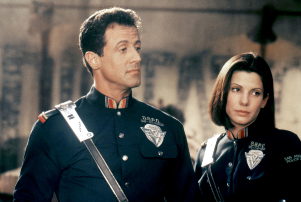 Un an plus tard, Sandra Bullock donne la réplique à Sylvester Stallone et Wesley Snipes dans <em>Demolition Man</em>. La comédienne apporte une touche d’humour savoureuse à ce film d’action futuriste empli de répliques devenues cultes.