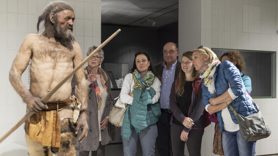 Im Archäologiemuseum in Bozen steht eine Ötzi-Nachbildung