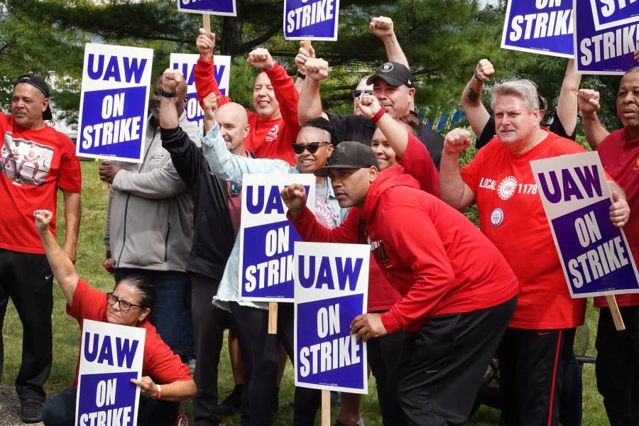 United Auto Workers (UAW) picket outside of the Stellantis Mopar parts facility on September 22, 2023 in Naperville, Illinois. (Photo by Scott Olson/Getty Images)