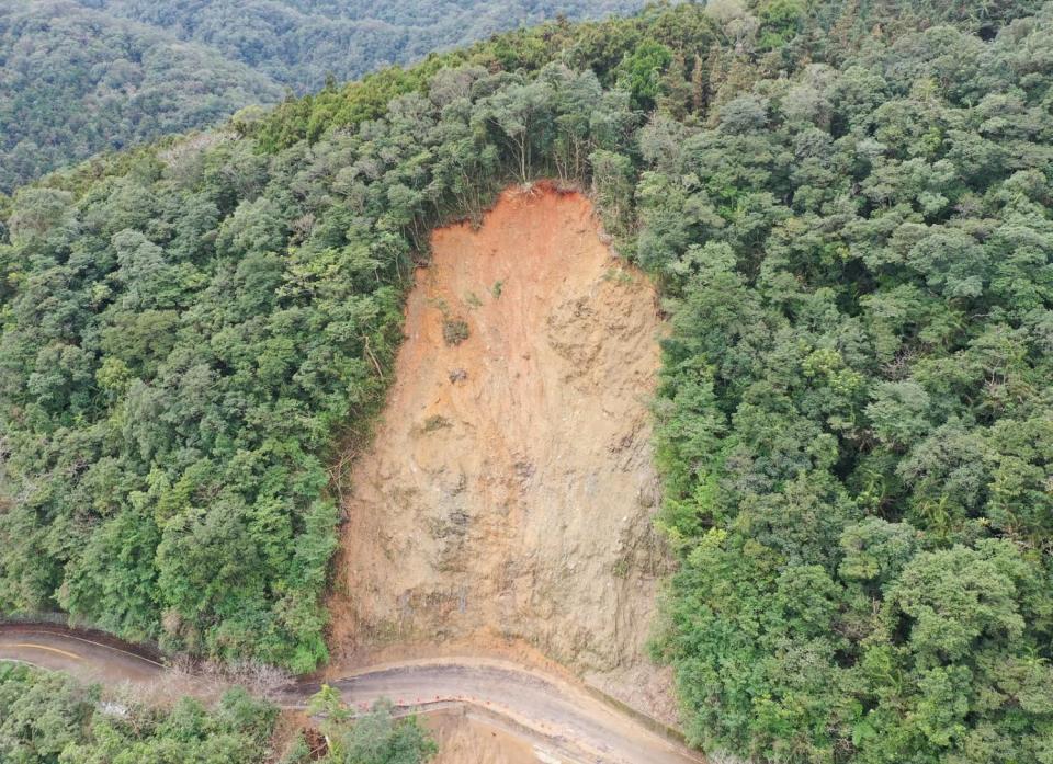 福山聯外道路沿途多處發生規模不等土石崩塌災害，其中2.8K(管制站前方)上邊坡發生數次大量土石崩塌。   圖：林業試驗所／提供