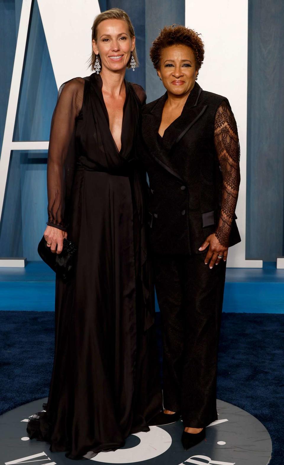 Alex Niedbalski and Wanda Sykes attend the 2022 Vanity Fair Oscar Party hosted by Radhika Jones at Wallis Annenberg Center for the Performing Arts on March 27, 2022 in Beverly Hills, California