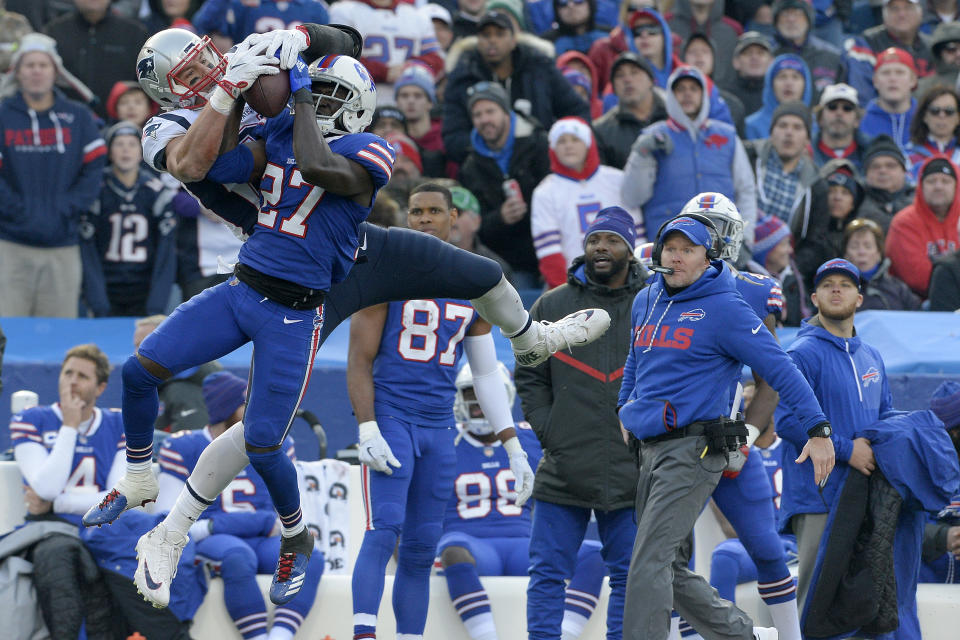 New England Patriots tight end Rob Gronkowski (L) makes a catch as Buffalo Bills cornerback Tre’Davious White defends on Sunday. (AP)