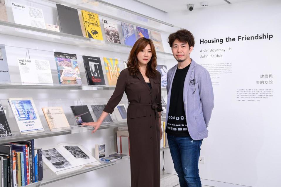 正於內湖「文心藝所書店」舉辦的書展「Housing the Friendship: 建築與書的友誼」，由文心藝術基金會董事長的葉曉甄（左）邀請實踐大學建築系助理教授漆志剛（右）共同策劃。（文心藝術基金會提供）