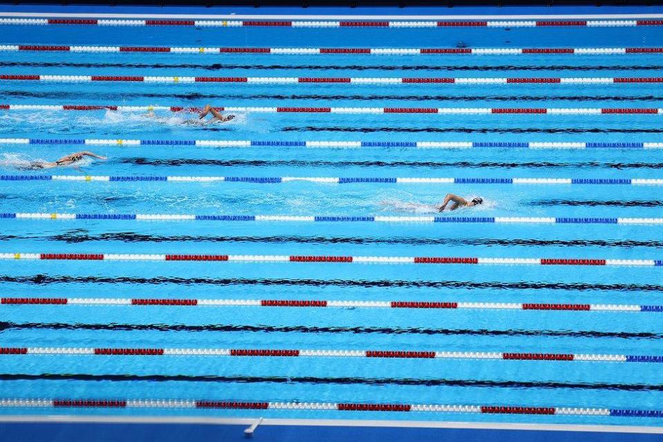 Tres nadadoras en la piscina con Ledecky en la delantera