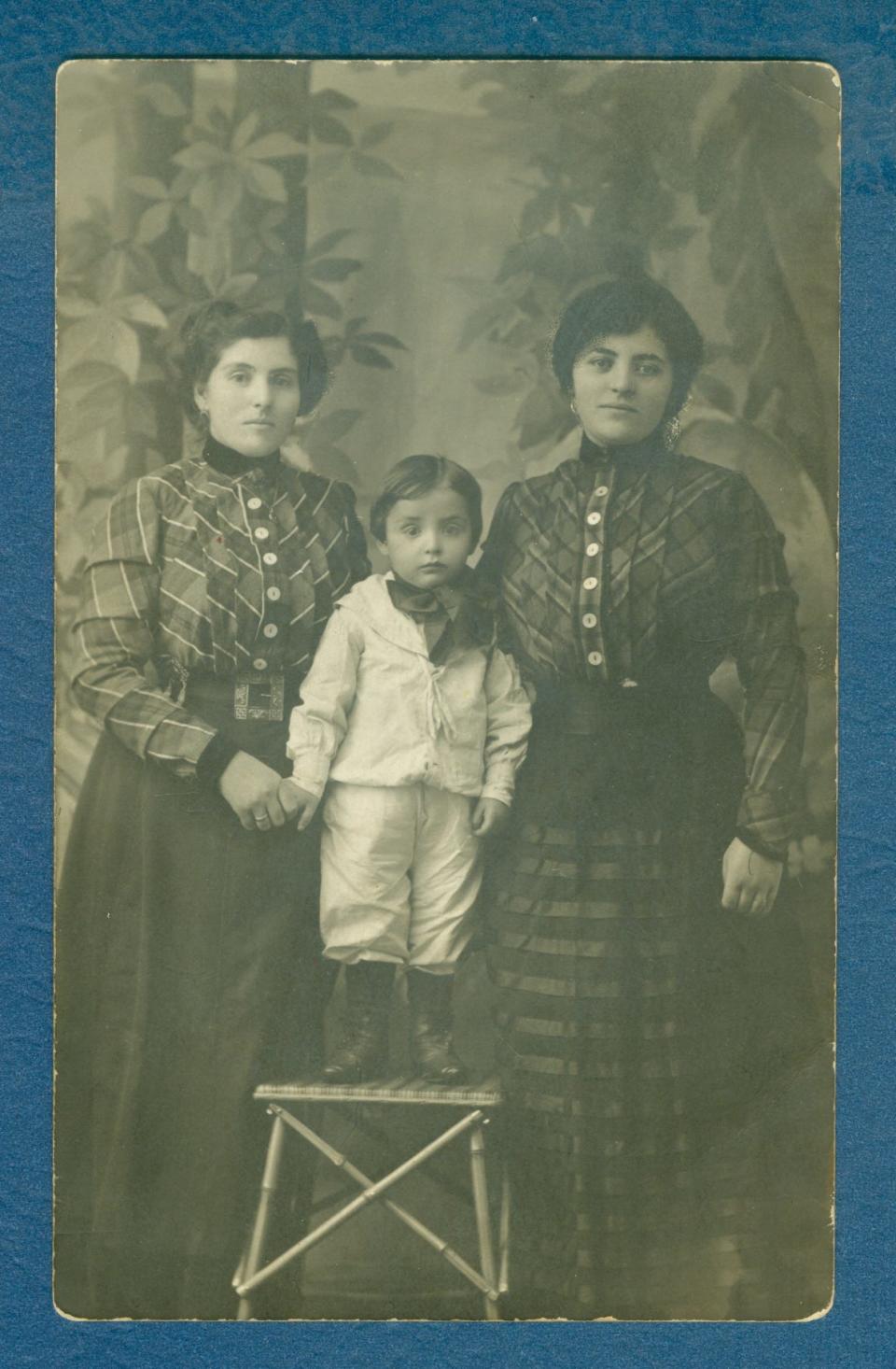 Hermann Wygoda holding his mother's hand in a photo taken around 1908.