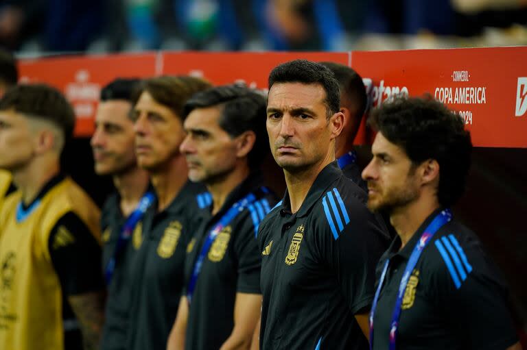 Lionel Scaloni mira hacia la cámara; el DT de Argentina ha logrado que su selección mantenga el hambre de gloria