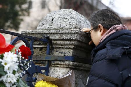 A person pays their respects at the Obelisk of Theodosius, the scene of the suicide bomb attack, at Sultanahmet square in Istanbul, Turkey January 13, 2016. REUTERS/Osman Orsal