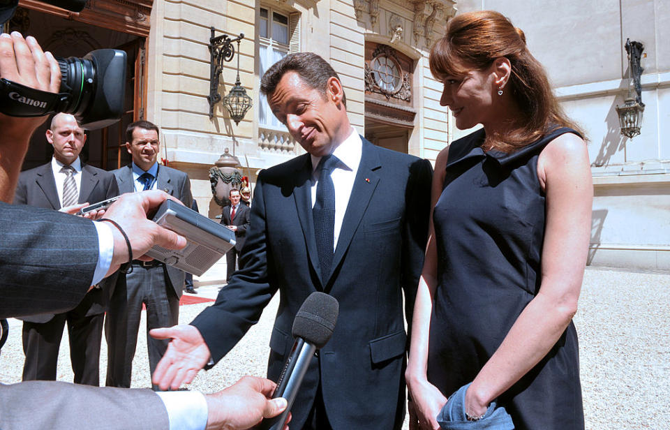 Lors d’une interview, Carla Bruni a révélé à Christine Ockrent ce qui l’avait convaincue d’épouser Nicolas Sarkozy. <em>"Lorsqu’on a fait connaissance et qu’on se promenait dans le jardin du Palais de l’Elysée, il n’arrêtait pas de me donner le nom de chaque fleur. Il connaît même les appellations en latin et chaque détail concernant les tulipes et les roses. Je me suis dit :’Mon Dieu, il faut que j’épouse cet homme. Il est président et il sait tout ce qu’il y a à savoir sur les fleurs. C’est incroyable !" </em>©DOMINIQUE FAGET/AFP via Getty Images