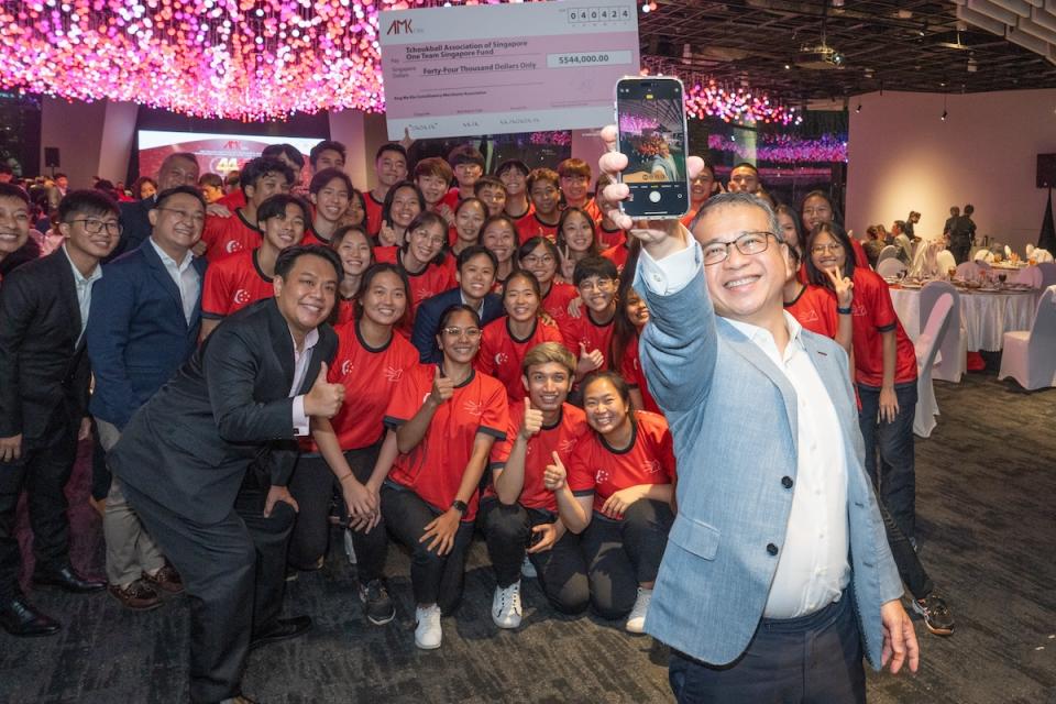 Sports Minister Edwin Tong taking a wefie photo with players and officials from the Tchoukball Association of Singapore, after it received a S$44,000 donation from Ang Mo Kio Constituency Merchants Association. (PHOTO: Ang Mo Kio Constituency Merchants Association)