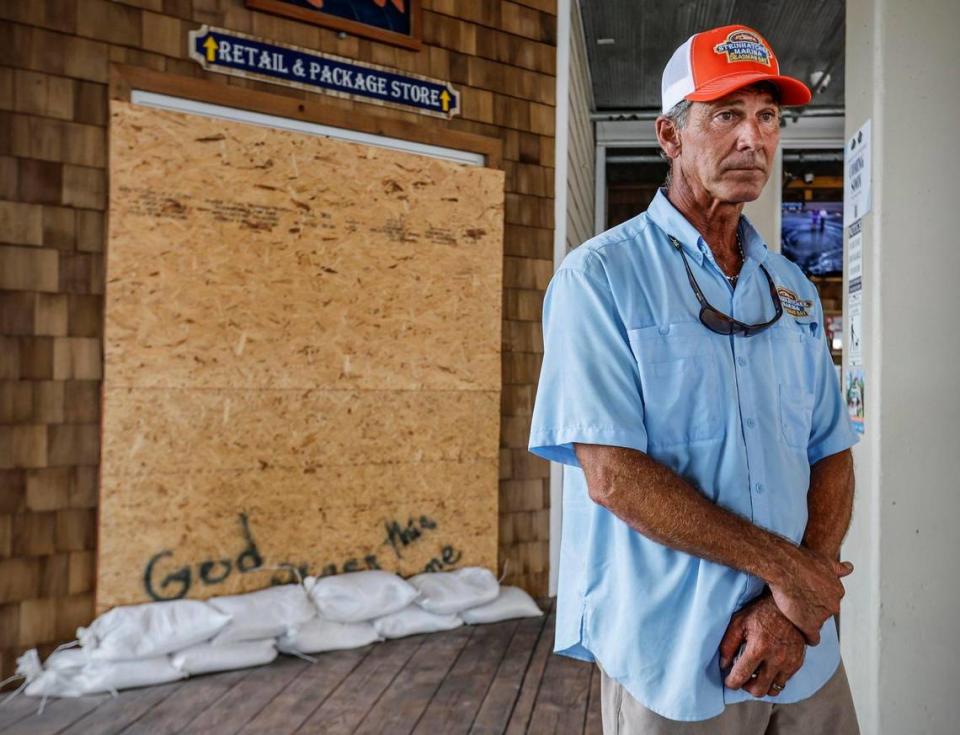 El capitán Jody Griffis esperando ansioso la llegada del huracán Idalia a la costa del Golfo de la Florida el martes 29 de agosto de 2023. Griffis, propietario de Steinhatchee Marina en Deadman Bay, aguantará la tormenta en el tercer piso de su edificio frente al mar.