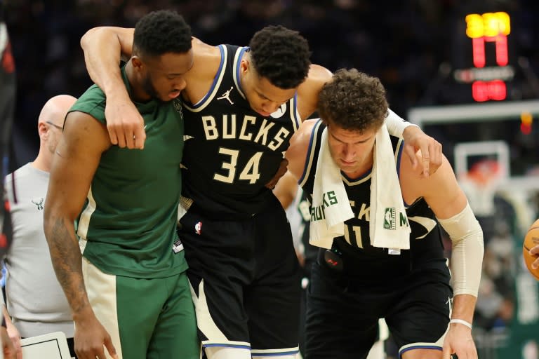 Des coéquipiers aident l'intérieur des Bucks Giannis Antetokounmpo à sortir du terrain après sa blessure, lors de la rencontre contre les Celtics, le 9 avril 2024 à Milwaukee. (Stacy Revere)