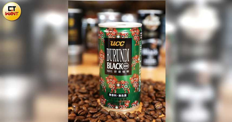 本刊邀請4位咖啡達人，對12款市售易開罐黑咖啡進行盲測，結果「UCC蒲隆地黑咖啡」獲得第一名。（圖／趙世勳攝）