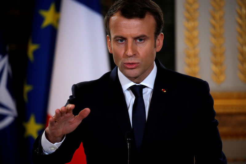 Emmanuel Macron a dénoncé mardi les propos "inacceptables" du président syrien Bachar al Assad, qui a estimé que la France, "fer de lance du terrorisme", n'avait de fait pas la légitimité pour parler du processus de paix en Syrie. /Photo prise le 19 décembre 2017/REUTERS/Philippe Wojazer