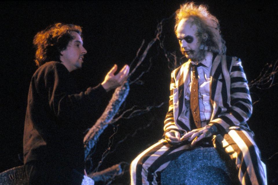 Buena gente, actores y marionetas: Burton dirige a Michael Keaton en el set de la película original ‘Beetlejuice’ en 1988 (Shutterstock)