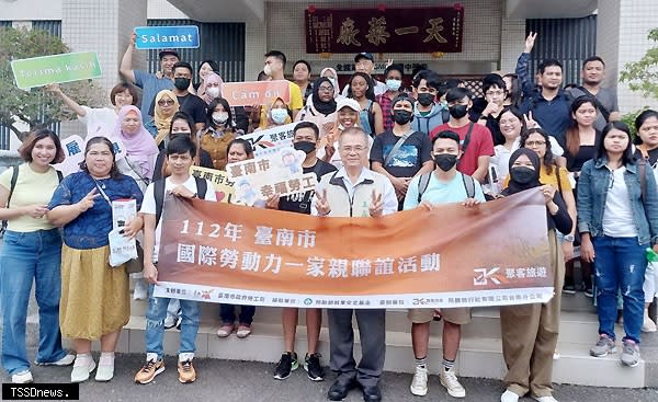 南市勞動力一家親首場活動帶移工逛中藥園區及動物園，勞工局長王鑫基也到場同樂，期盼移工開心體驗臺南特色與文化。（記者李嘉祥攝）