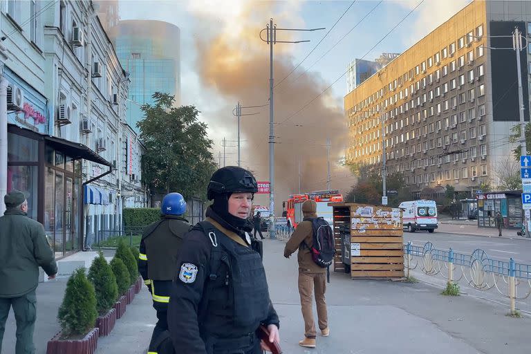 Este fotograma de la grabación de AFPTV muestra el humo que se eleva por encima de los socorristas en Kiev el 17 de octubre de 2022, en medio de la invasión rusa de Ucrania.