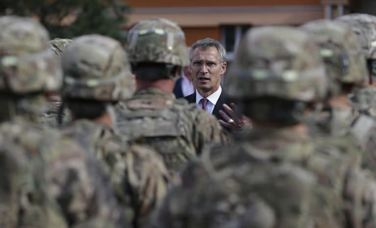 El secretario general de la OTAN, Jens Stoltenberg, habla a soldados estadounidenses durante una visita a Praga, República Checa (Archivo) 