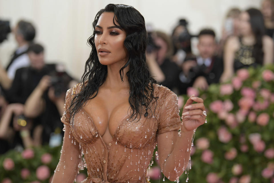 Kim Kardashian, con el peinado húmedo que creó el estilista británico Chris Appleton, en la alfombra roja para la Gala del Instituto del Vestido del Museo Metropolitano de Arte, o Met Gala, en Nueva York, el 6 de mayo de 2019. (Nina Westervelt/The New York Times)