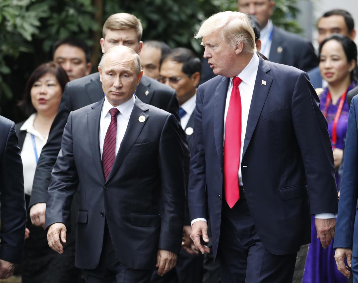 US President Donald Trump (R) and Russia's President Vladimir Putin talk during the Asia-Pacific Economic Cooperation (APEC) leaders' summit (AFP/Getty)