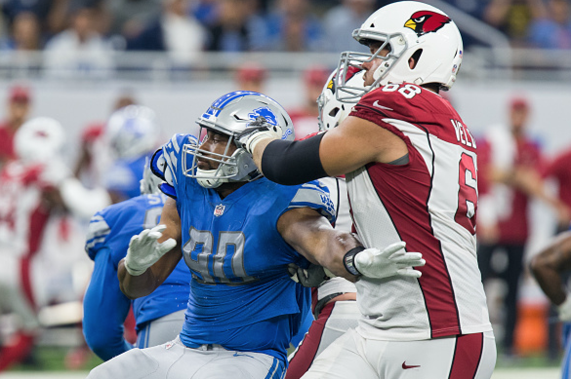 Cornelius Washington (90), de Detroit Lions, pugna con Jared Veldheer (68), de Arizona Cardinals. Foto: Getty Images.