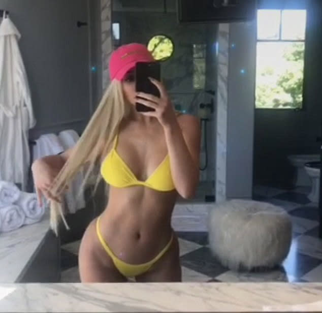 Kylie Jenner shows off her curves — instead of her lips. (Photo: Kylie Jenner via Snapchat)