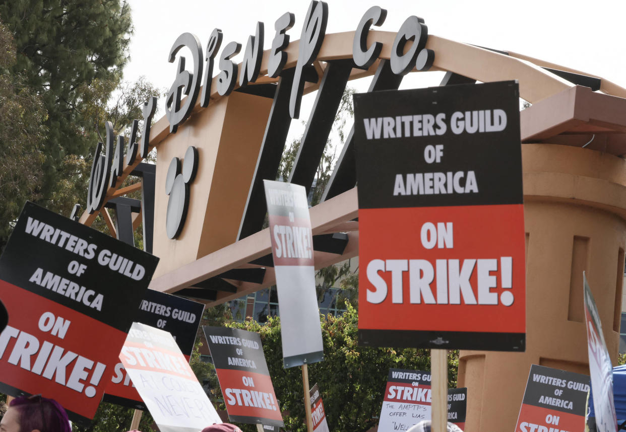 Un piquet de grève organisé par le syndicat des scénaristes devant les locaux de Disney Studios le 3 mai à Los Angeles. 