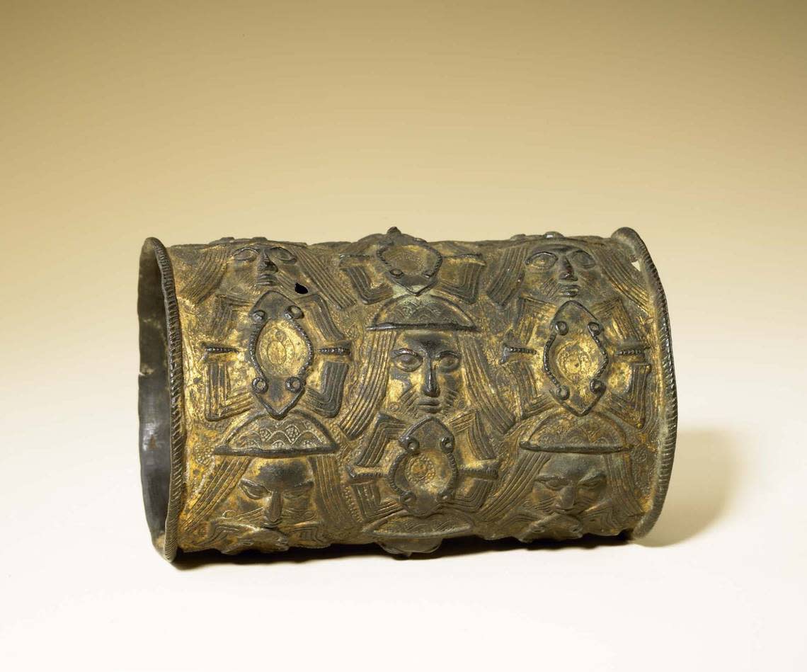 Bronze bracelet in the style of the Benin Kingdom court, made in the 17th to 18th century, with human heads and mudfish heads.